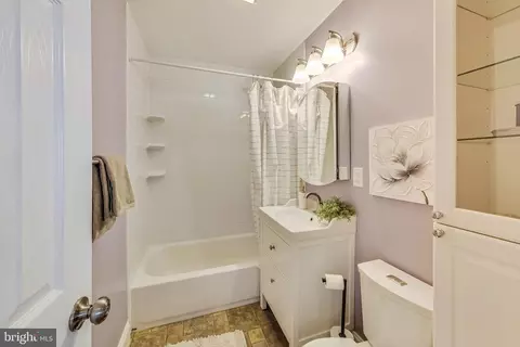 Bath - 903 Robin Rd, Silver Spring, MD 20901 photo 1 of 3