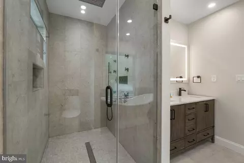 Bath - 7508 Piney Branch Rd, Silver Spring, MD 20910 photo 3 of 5