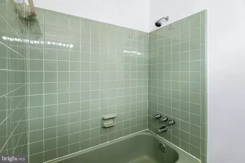 Bath - 819 Jonker Ct, Gaithersburg, MD 20878 photo 1 of 6