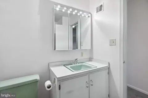 Bath - 819 Jonker Ct, Gaithersburg, MD 20878 photo 2 of 6