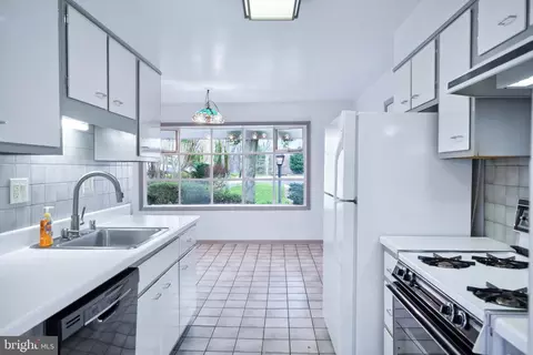 Kitchen - 819 Jonker Ct, Gaithersburg, MD 20878 photo 4 of 5