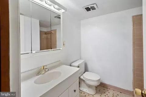 Bath - 819 Jonker Ct, Gaithersburg, MD 20878 photo 4 of 6