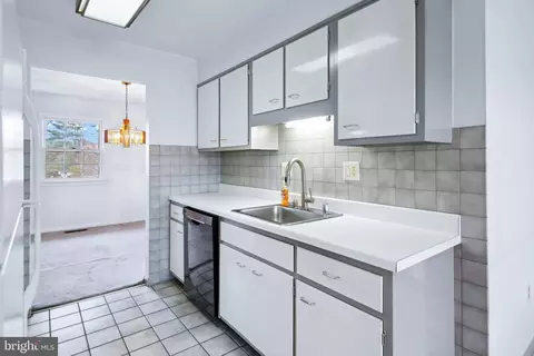 Kitchen - 819 Jonker Ct, Gaithersburg, MD 20878 photo 3 of 5