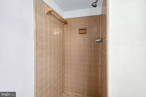 Bath - 819 Jonker Ct, Gaithersburg, MD 20878 photo 5 of 6