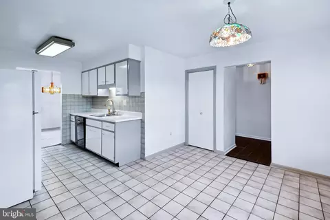 Kitchen - 819 Jonker Ct, Gaithersburg, MD 20878 photo 2 of 5