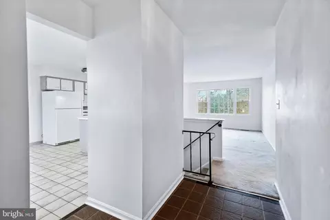 Entry Way - 819 Jonker Ct, Gaithersburg, MD 20878 photo 2 of 3