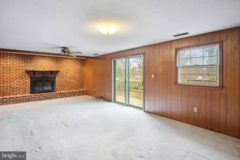 Living - 819 Jonker Ct, Gaithersburg, MD 20878 photo 2 of 3