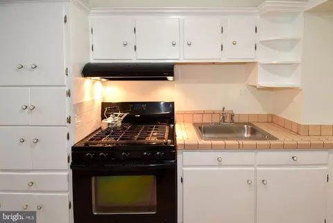 Kitchen - 9406 Bruce Dr, Silver Spring, MD 20901 photo 5 of 9