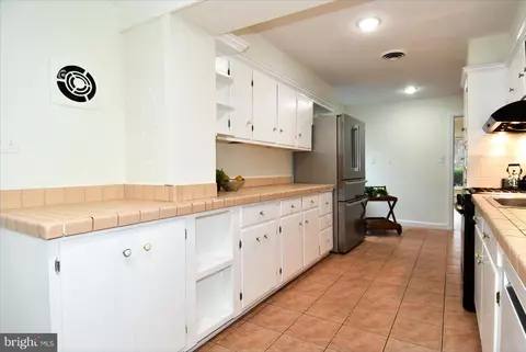 Kitchen - 9406 Bruce Dr, Silver Spring, MD 20901 photo 3 of 9