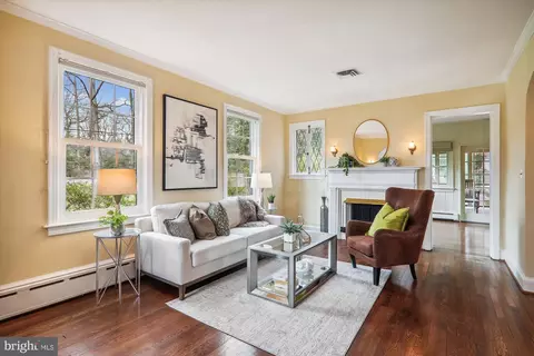 Living - 10609 Greenacres Dr, Silver Spring, MD 20903 photo 3 of 6