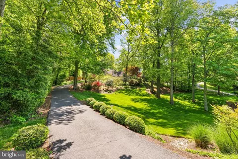 7211 Brookstone Ct, Potomac, MD 20854 photo 2