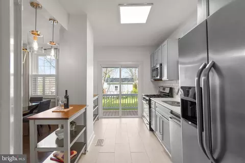 Entry Way - 2517 Weisman Rd, Silver Spring, MD 20902 photo 8 of 13