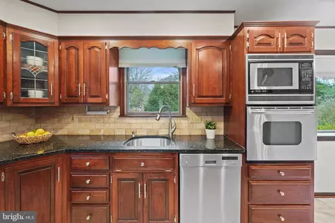 Kitchen - 27 Thomas Dr, Silver Spring, MD 20904 photo 5 of 9