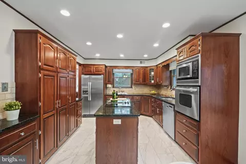 Kitchen - 27 Thomas Dr, Silver Spring, MD 20904 photo 4 of 9