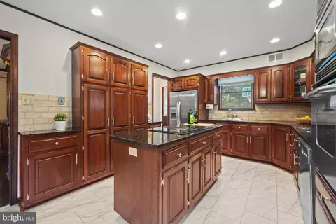 Kitchen - 27 Thomas Dr, Silver Spring, MD 20904 photo 2 of 9