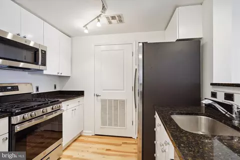Kitchen - 930 Wayne Ave #806, Silver Spring, MD 20910 photo 1 of 4