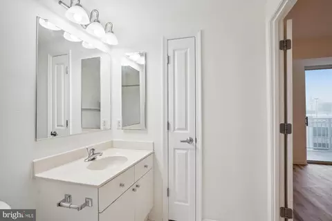Bath - 930 Wayne Ave #806, Silver Spring, MD 20910 photo 2 of 2