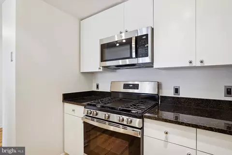 Kitchen - 930 Wayne Ave #806, Silver Spring, MD 20910 photo 3 of 4