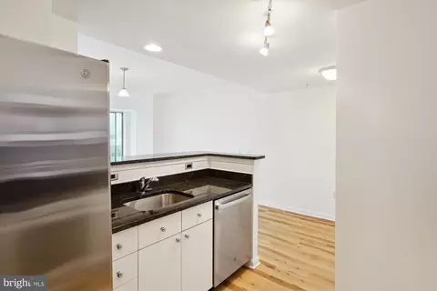 Kitchen - 930 Wayne Ave #806, Silver Spring, MD 20910 photo 2 of 4