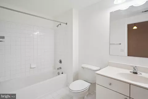 Bath - 930 Wayne Ave #806, Silver Spring, MD 20910 photo 1 of 2