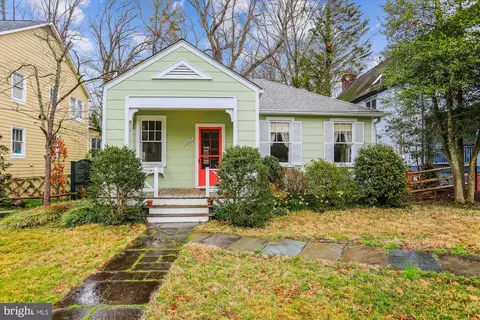 10915 Clermont Ave, Garrett Park, MD 20896