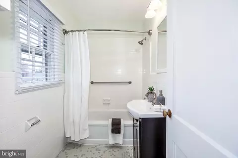 Bath - 9520 Biltmore Dr, Silver Spring, MD 20901 photo 2 of 2