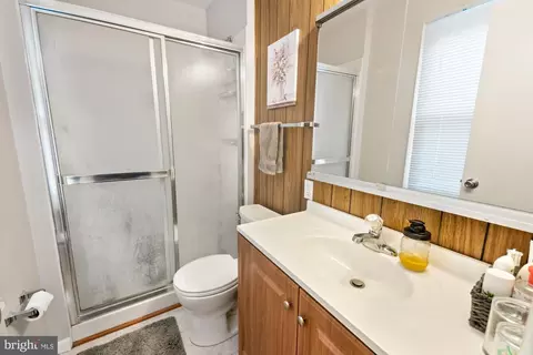 Bath - 17408 Hughes Rd, Poolesville, MD 20837 photo 1 of 2