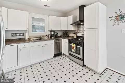Kitchen - 17408 Hughes Rd, Poolesville, MD 20837 photo 2 of 4