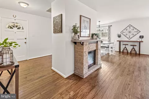 Living - 17408 Hughes Rd, Poolesville, MD 20837 photo 5 of 6