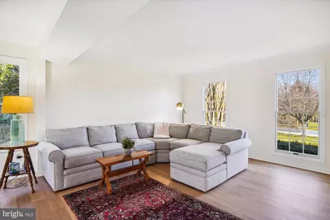 Living - 16901 Hoskinson Rd, Poolesville, MD 20837 photo 2 of 15