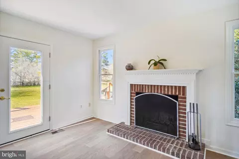 Living - 16901 Hoskinson Rd, Poolesville, MD 20837 photo 5 of 15
