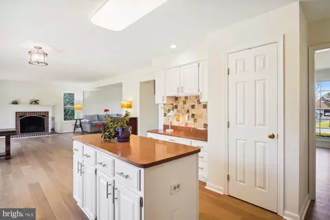 Kitchen - 16901 Hoskinson Rd, Poolesville, MD 20837 photo 4 of 5
