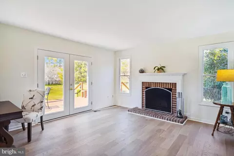 Living - 16901 Hoskinson Rd, Poolesville, MD 20837 photo 4 of 15