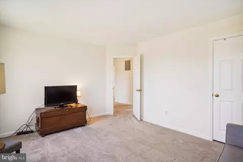 Living - 16901 Hoskinson Rd, Poolesville, MD 20837 photo 9 of 15