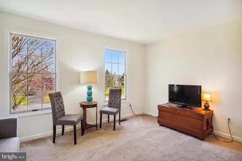 Living - 16901 Hoskinson Rd, Poolesville, MD 20837 photo 10 of 15