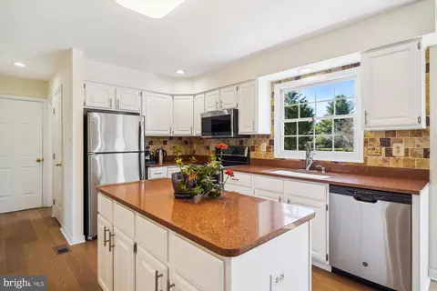 Kitchen - 16901 Hoskinson Rd, Poolesville, MD 20837 photo 2 of 5