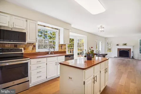 Kitchen - 16901 Hoskinson Rd, Poolesville, MD 20837 photo 3 of 5