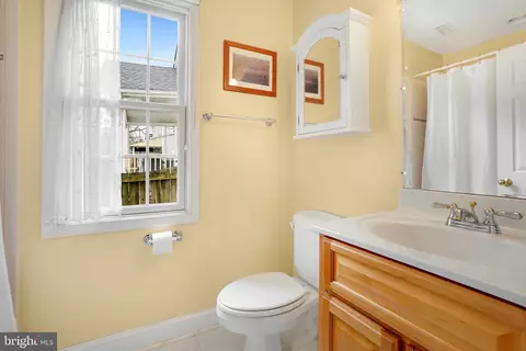 Bath - 701 Ritchie Ave, Silver Spring, MD 20910 photo 2 of 5
