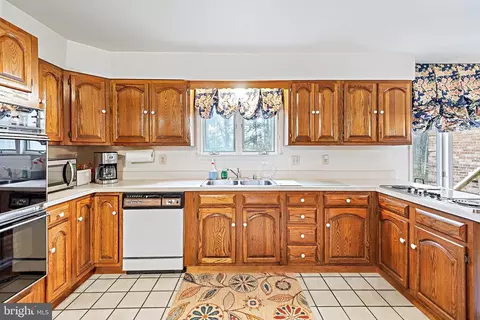 Kitchen - 101 Bryants Nursery Rd, Silver Spring, MD 20905 photo 3 of 6