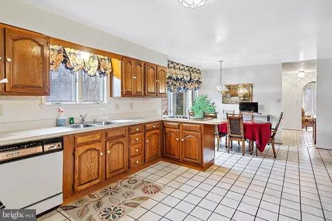 Kitchen - 101 Bryants Nursery Rd, Silver Spring, MD 20905 photo 4 of 6