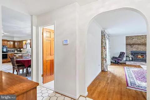 Entry Way - 101 Bryants Nursery Rd, Silver Spring, MD 20905 photo 6 of 10