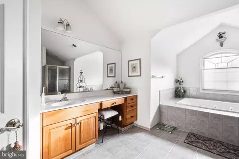 Bath - 202 Linton Knoll Ct, Silver Spring, MD 20904 photo 2 of 4