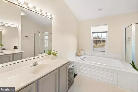 Bath - 19506 Conlon Ct, Poolesville, MD 20837 photo 2 of 4