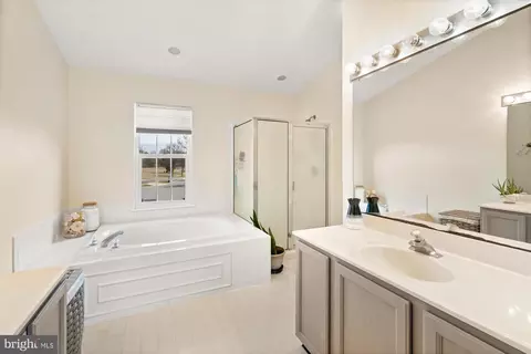 Bath - 19506 Conlon Ct, Poolesville, MD 20837 photo 3 of 4