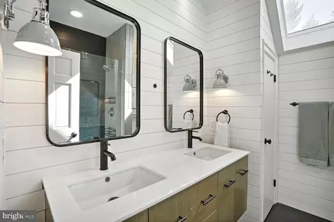 Bath - 10 Beall Spring Ct, Potomac, MD 20854 photo 6 of 7