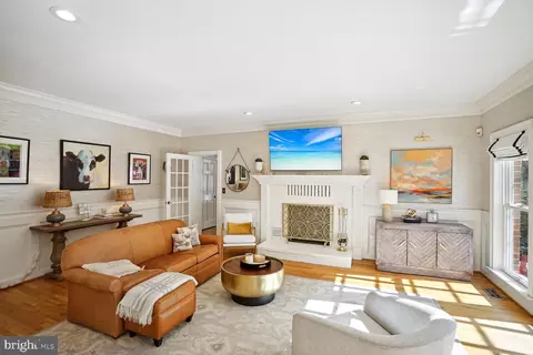 Living - 10 Beall Spring Ct, Potomac, MD 20854 photo 2 of 4