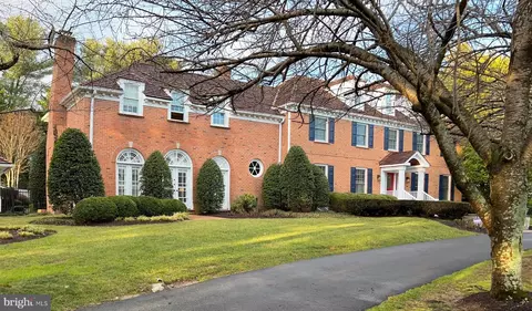 Exterior - 10 Beall Spring Ct, Potomac, MD 20854 photo 2 of 13
