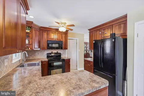 Kitchen - 15120 Centergate Dr, Silver Spring, MD 20905 photo 4 of 6