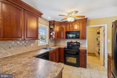 Kitchen - 15120 Centergate Dr, Silver Spring, MD 20905 photo 2 of 6