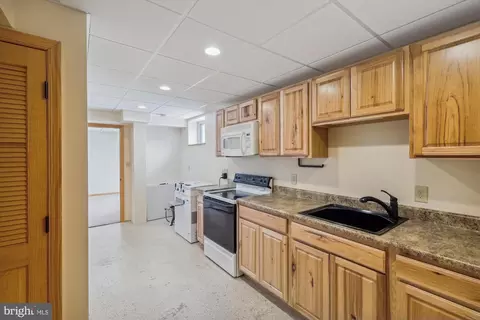 Kitchen - 15120 Centergate Dr, Silver Spring, MD 20905 photo 5 of 6